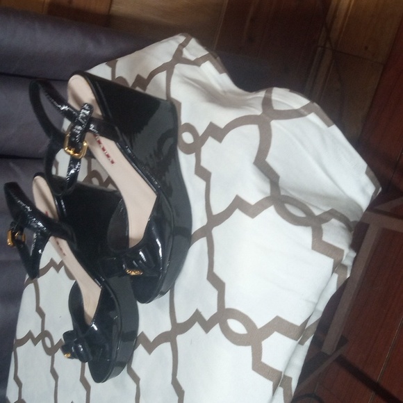 Prada - Picture 2 of 2